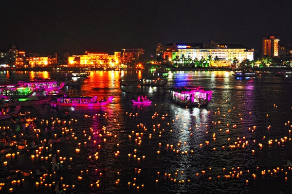 ca Huế trên sông Hương